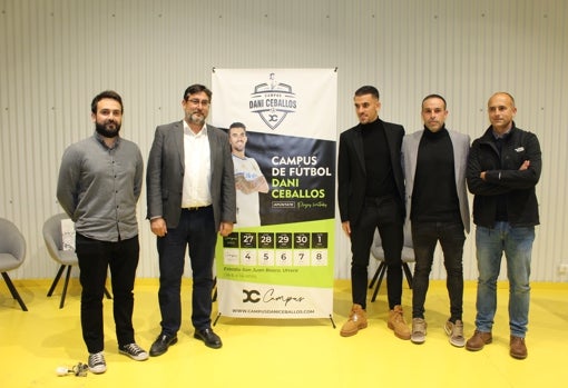 Dani Ceballos junto al alcalde de Utrera, José María Villalobos