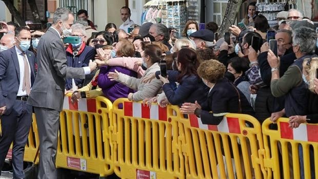 Sanlúcar se vuelca en la visita de Felipe VI al grito de «¡Viva el Rey!»