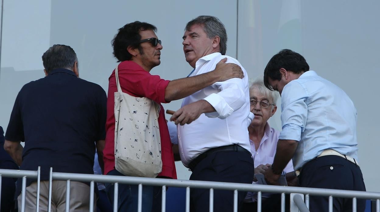 Kichi y Vizcaíno saludándose en el palco del estadio.