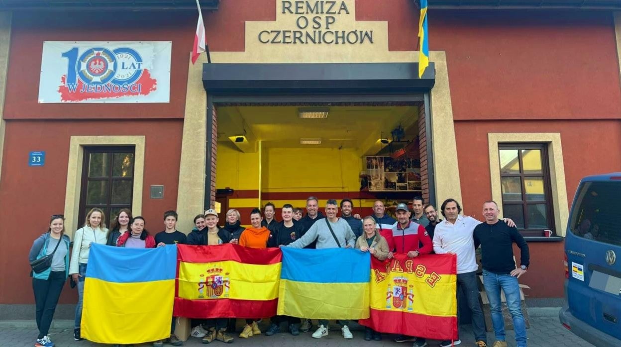 La caravana solidaria durante el momento en el que entregaba el material alimentario y sanitario.