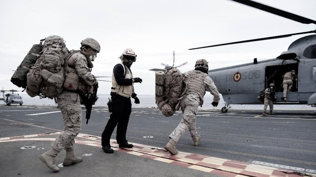 Infantes de Marina embarcando en un helicóptero durante el ejercicio.
