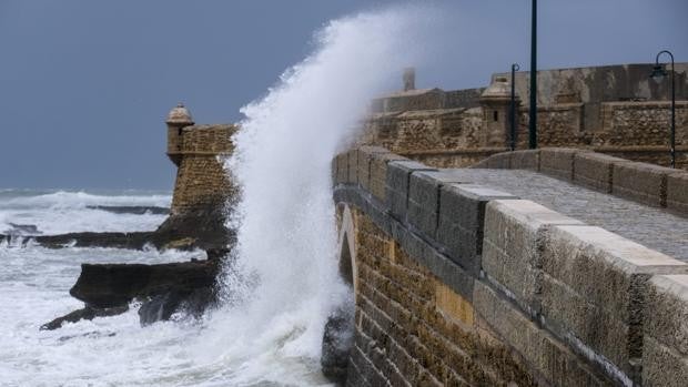 Aviso naranja este lunes en Cádiz por fuerte oleaje y rachas de viento