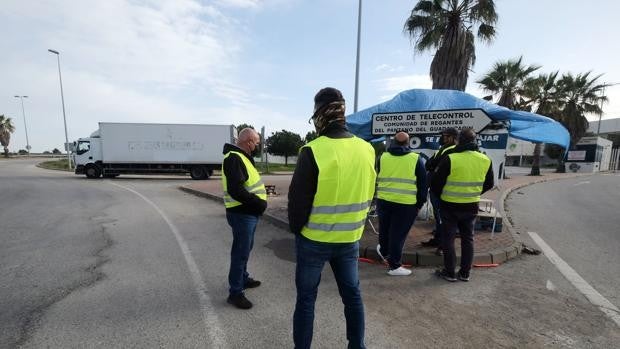 El transporte recupera a paso lento el pulso en Cádiz tras dos semanas de paro