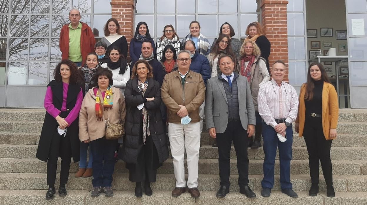 Foto de familia con el delegado del Gobierno, Ricardo Sánchez, y el alcalde de El Pedroso, Juan Manuel Alejo, entre otras autoridades