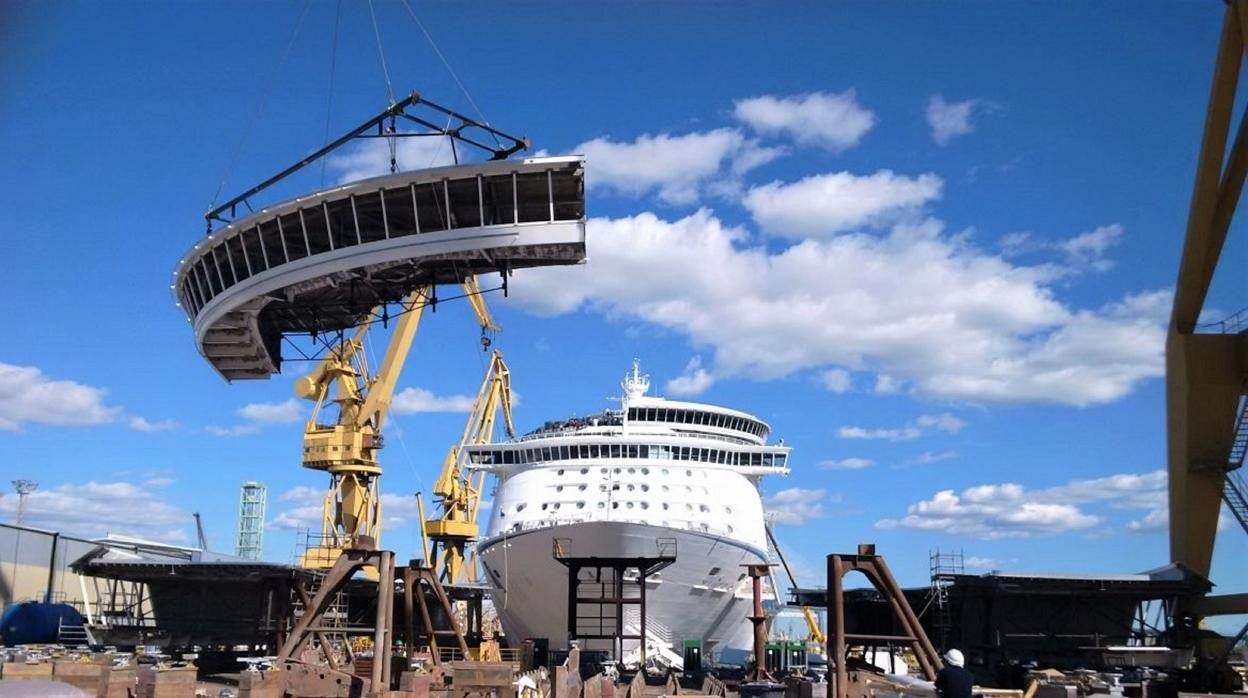 Colocación de una estructura del puente a un crucero en reparación en el astillero de Cádiz