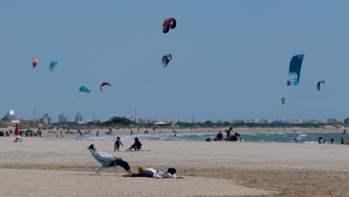 Usuarios en una playa de El Puerto.