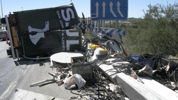 Cerrado un carril de la A-92 y una persona herida al volcar un camión en el tramo de Osuna