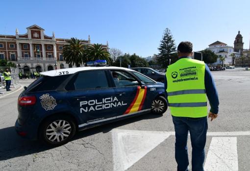 Los piquetes se atrincheran en la Plaza Sevilla para impedir la carga en el puerto de Cádiz