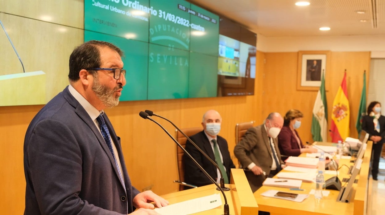 El alcalde de Carmona, Juan Ávila, durante su discurso en la Diputación de Sevilla