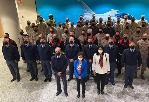 Foto de familia de la ministra con los militares