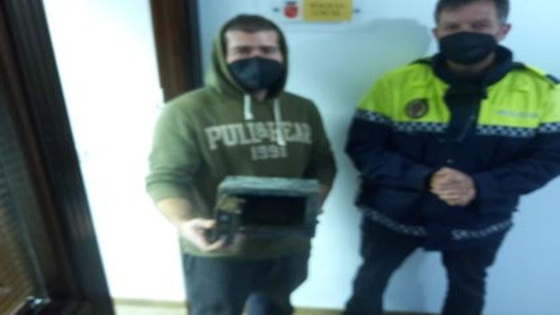 Entregan a su dueño una caja fuerte que fue arrastrada por las inundaciones de Setenil