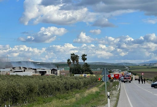 Carretera cortada por el incendio de la nave en Morón