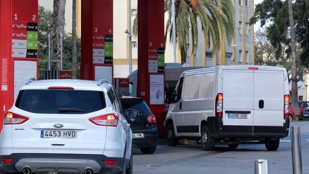 Colas y despistes en las gasolineras gaditanas el primer día de la bonificación del combustible