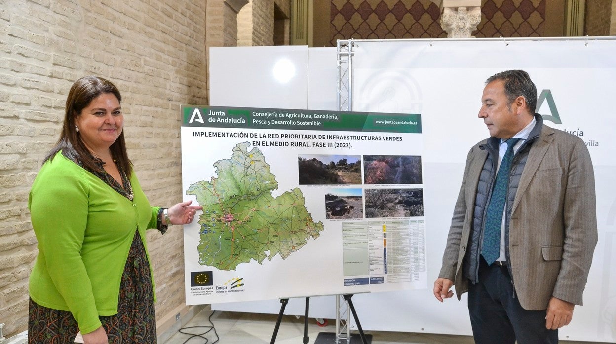 El delegado del Gobierno de la Junta en Sevilla, Ricardo Sánchez, junto a la delegada territorial de Desarrollo Sostenible, Inmaculada Gallardo