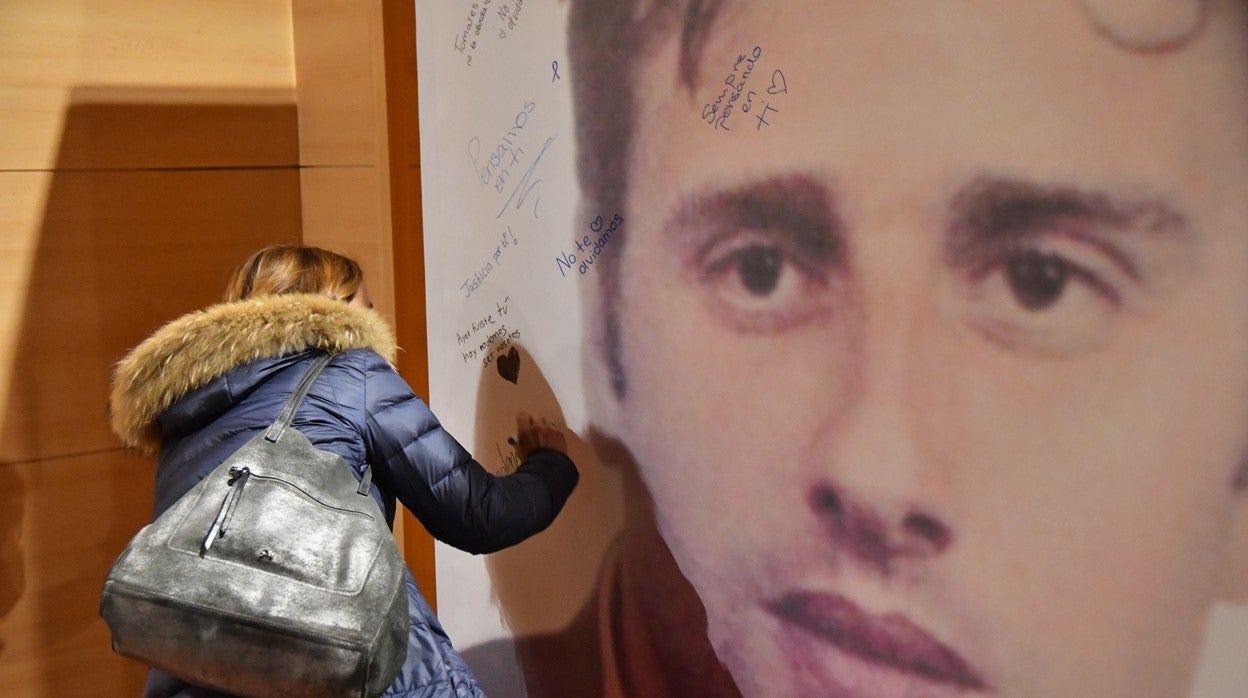 Una estudiante de Tomares dejan un recuerdo en el mural que recuerda a Miguel Ángel Blanco