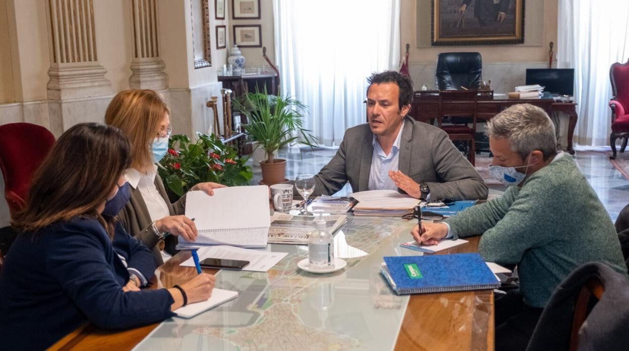 El alcalde, en su reunión con la presidenta del colectivo de afectados, María Muñoz, este jueves.