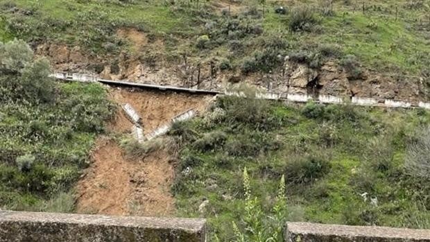 El deslizamiento en la carretera de acceso a Torre Alháquime se reparará de urgencia