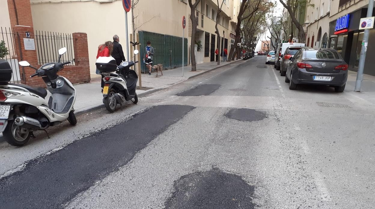 Parches en el asfaltado de la calle Acacias, una de las más deterioradas en Extramuros.