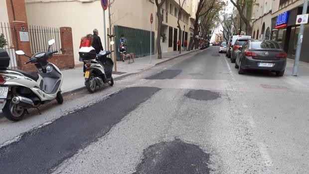 El Ayuntamiento parchea la calle Acacias después de que el Pleno afeara el pésimo estado del asfaltado