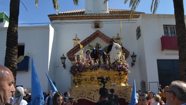 La Borriquita de Utrera recorre las calles de la ciudad entre un mar de cofrades