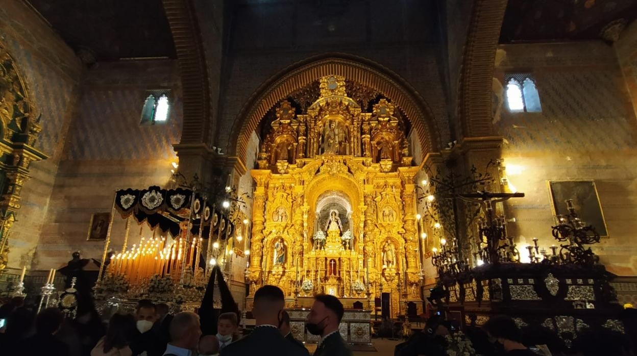 Los pasos de la hermandad de Muchachos de Consolación en el interior del santuario