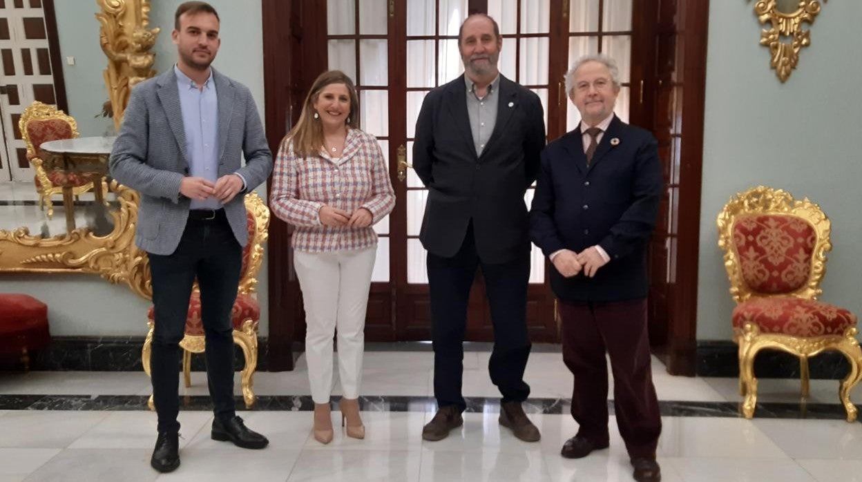 Representantes de la plataforma Valcárcel Universitaria trasladaron a la presidenta de la Diputación su idea de organizar una exposición sobre la historia del edificio.