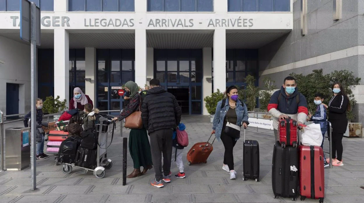 Llegada de turistas españoles procedentes de Marruecos al Puerto de Algeciras, tras suspender Marruecos los vuelos con España y Francia desde el pasado marzo.