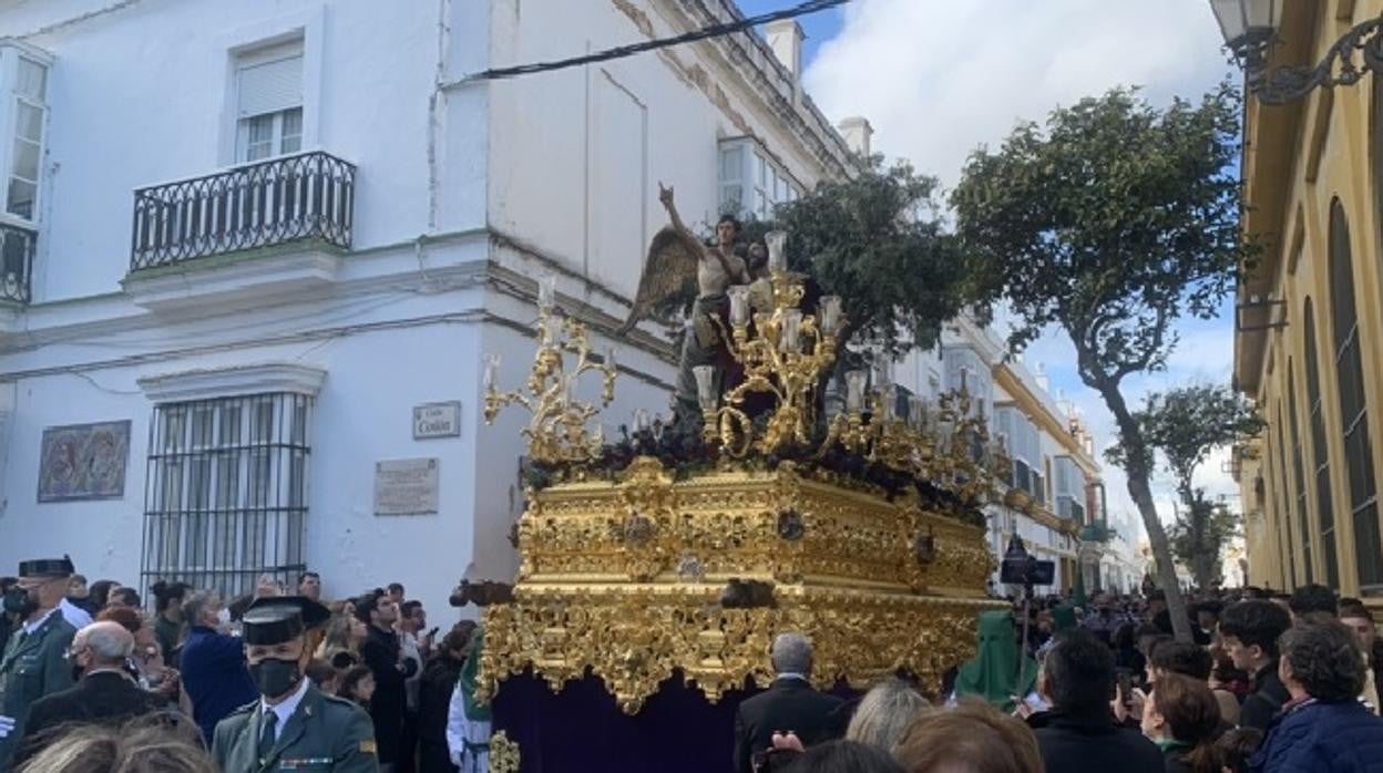 La Hermandad del Huerto a su paso por la calle Santo Domingo