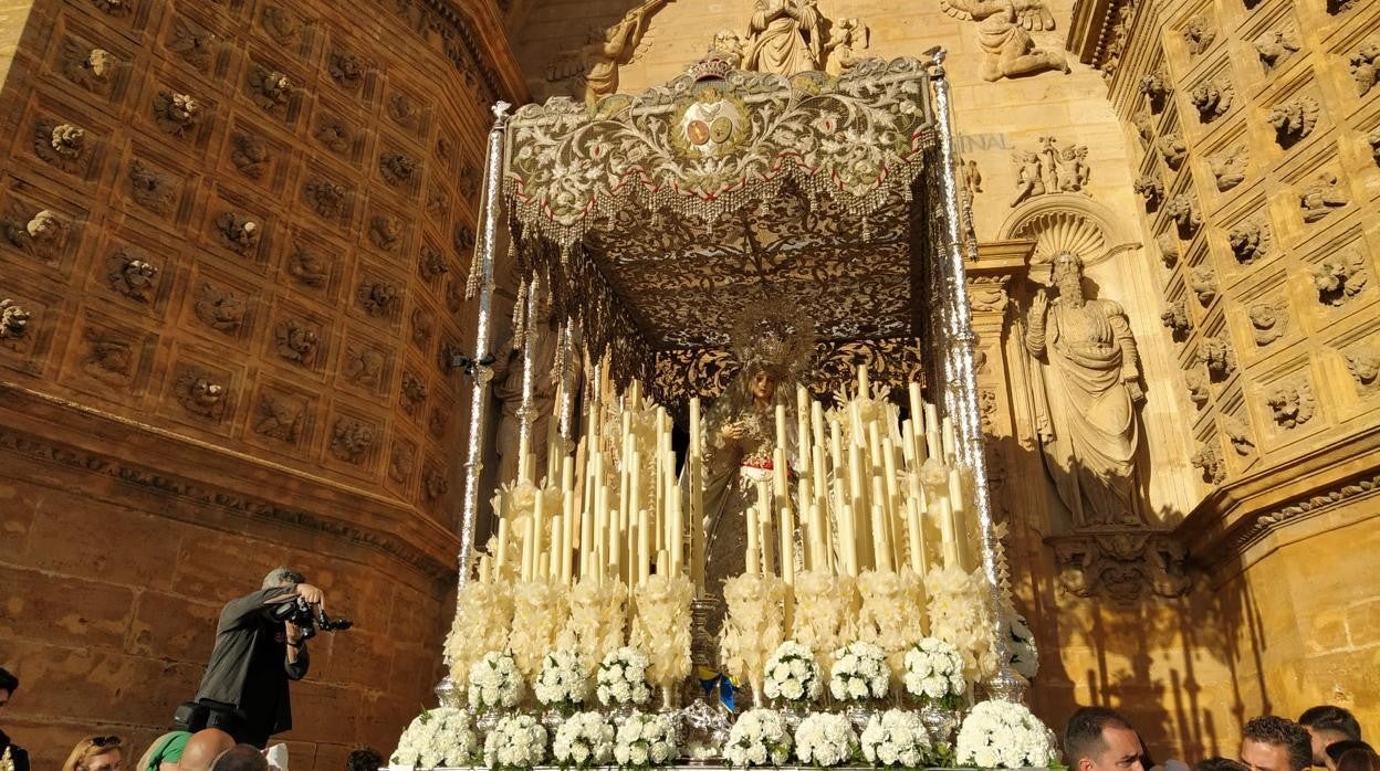 La Virgen de la Paz saliendo de la iglesia de Santa María de la Mesa de Utrera