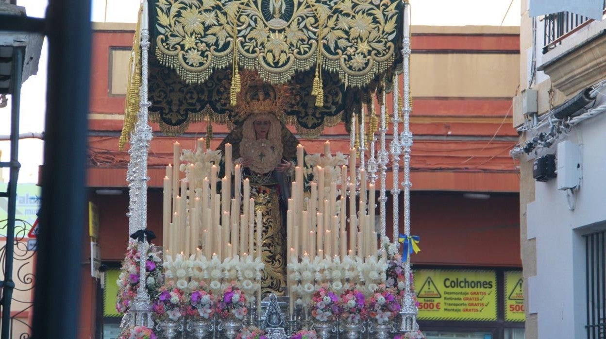 Nuestra Señora del Mayor Dolor durante el recorrido procesional.