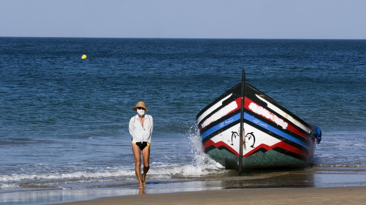 Una embarcación llegada el año pasado a la playa de la Victoria, en Cádiz. A bordo viajaba una decena de migrantes.