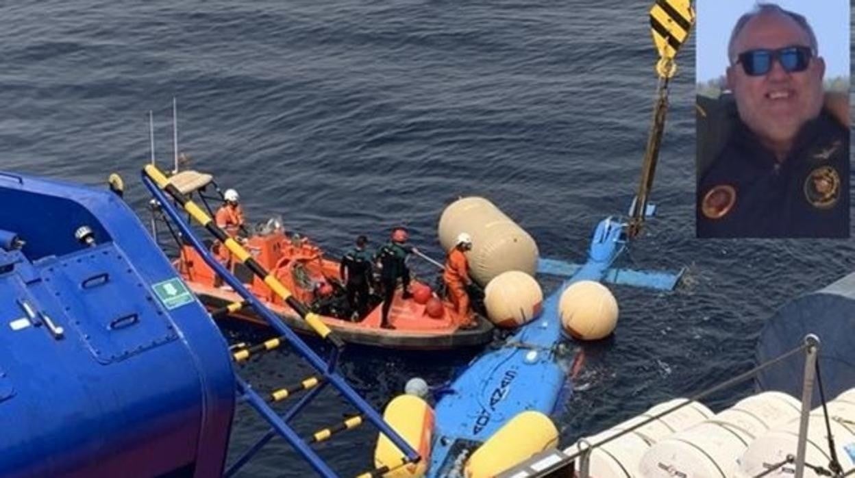 El helicóptero de Aduanas siniestrado, poco antes de ser recuperado; en el recuadro, José Luis Domínguez Iborra .