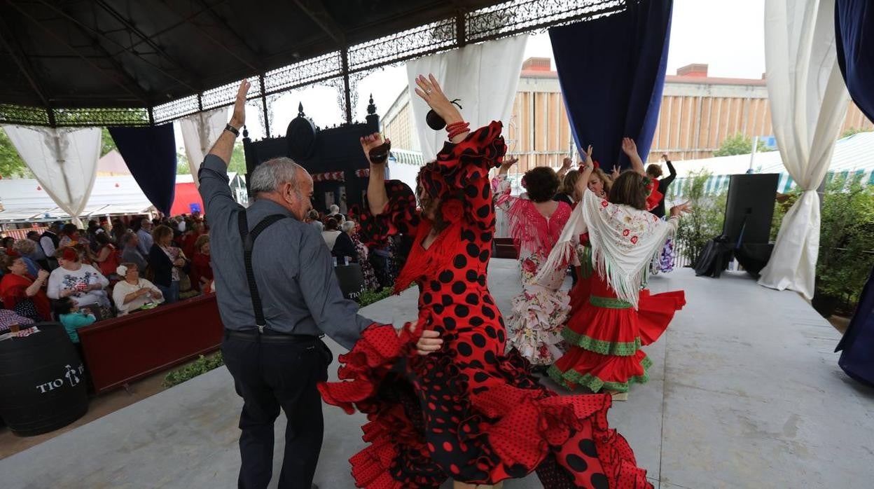 Sevillanas en una caseta de la Feria del Caballo de Jerez