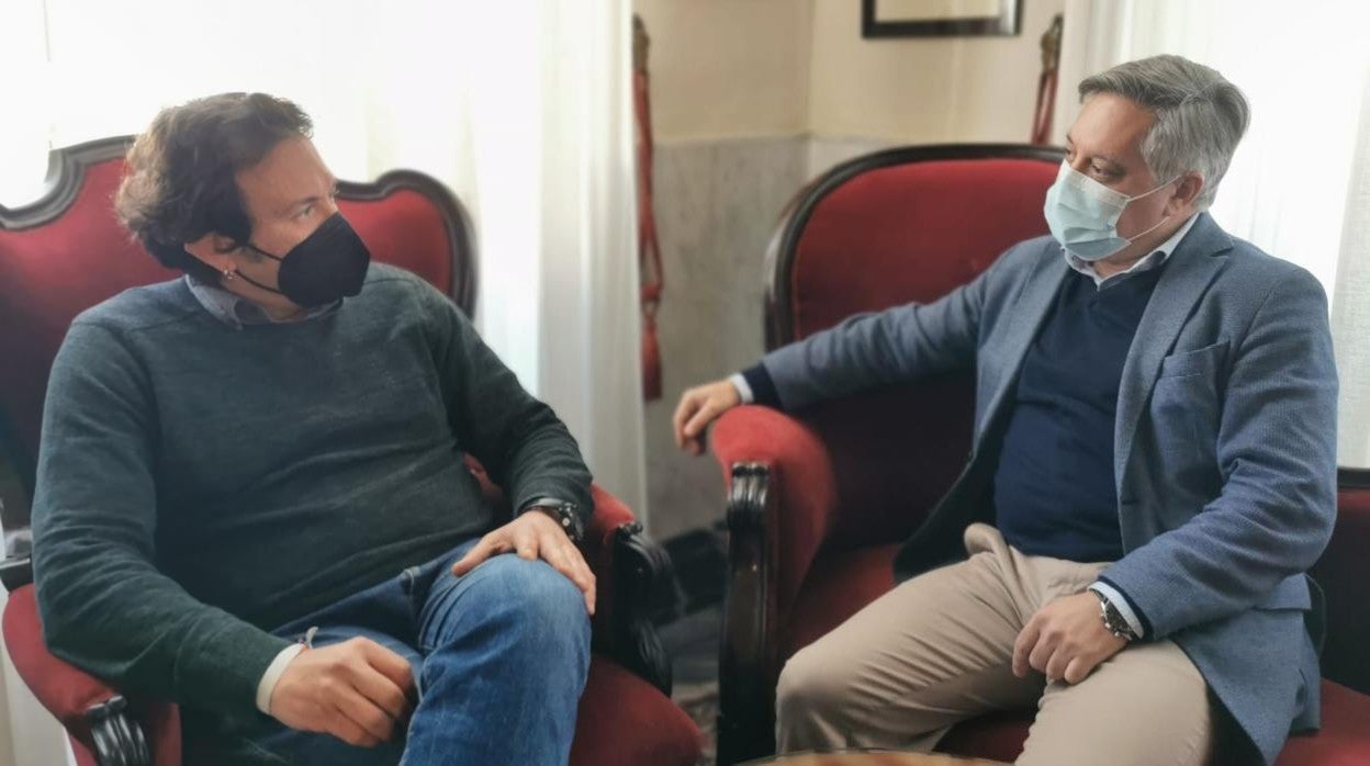 El alcalde y Óscar Torres, en una reunión en Alcaldía.