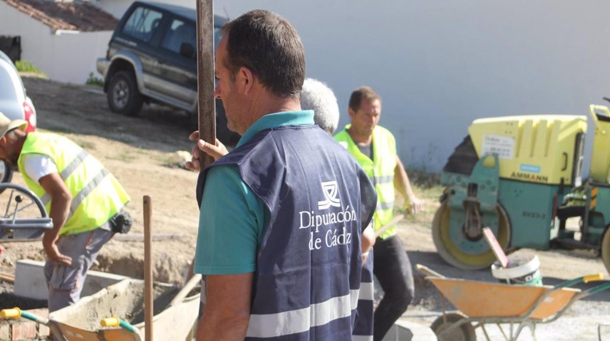 Un trabajador con un chaleco de Diputación.