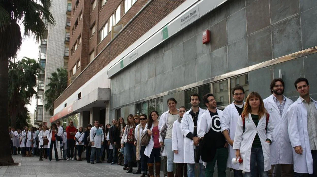 Médicos residentes, en una protesta ante una oficina de empleo en Cádiz.