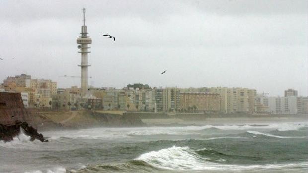 La lluvia y el viento azotan Cádiz con intensidad