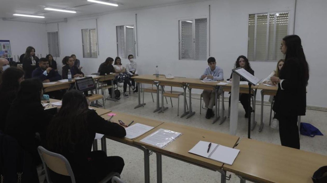 Momento de uno de los debates entre uno de los equipos de San Felipe Neri y otro del Centro Inglés.