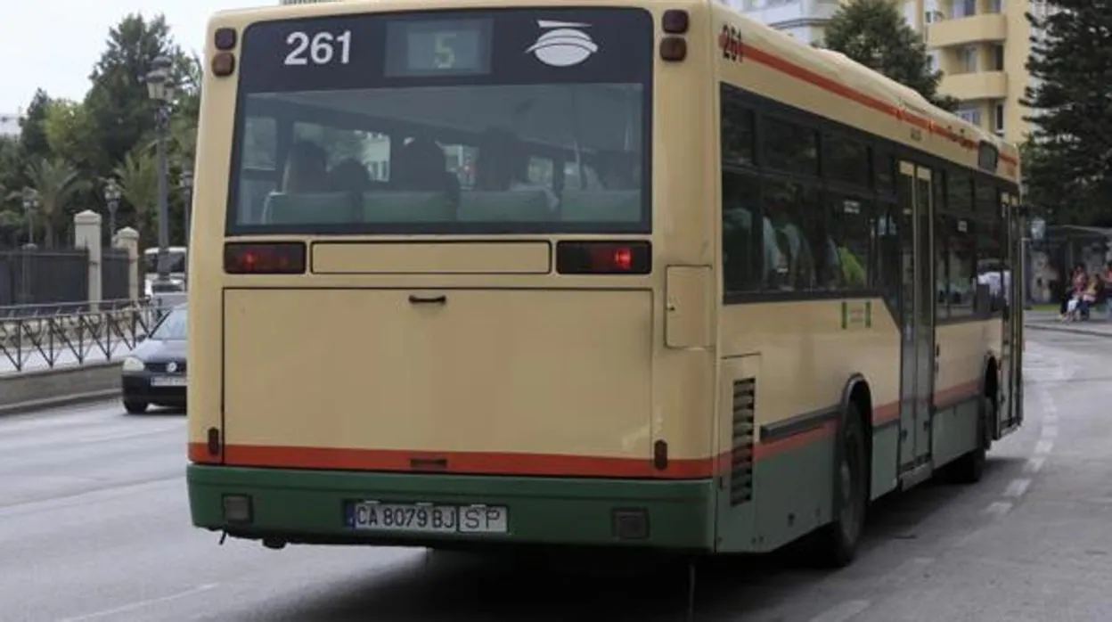 El PP pide urgente la renovación de la flota de autobuses.