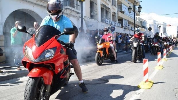 Motoristas se lucen en la portuense Ribera del Marisco