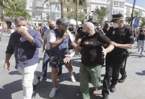 El anterior jefe de Gabinete del alcalde, segundo por la derecha, llegó al enfrentamiento físico durante algunas protestas de la Policía Local de Cádiz ante el Ayuntamiento.