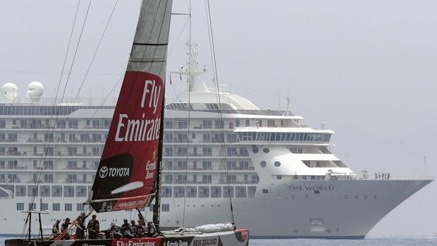 El crucero de los millonarios regresa al astillero de Cádiz para una inspección