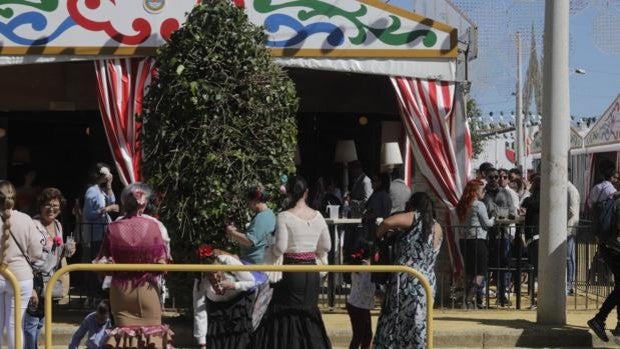 Volantes y ganas de fiesta para celebrar el regreso de la Feria de Rota