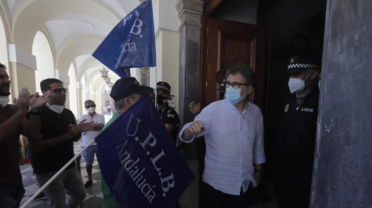 Demetrio Quirós, concejal de Personal en Cádiz, ante una protesta de la Policía Local de Cádiz.