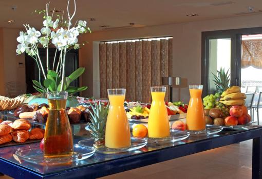 Desayuno buffet en el hotel