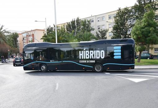 Autobús híbrido circulando en Cádiz