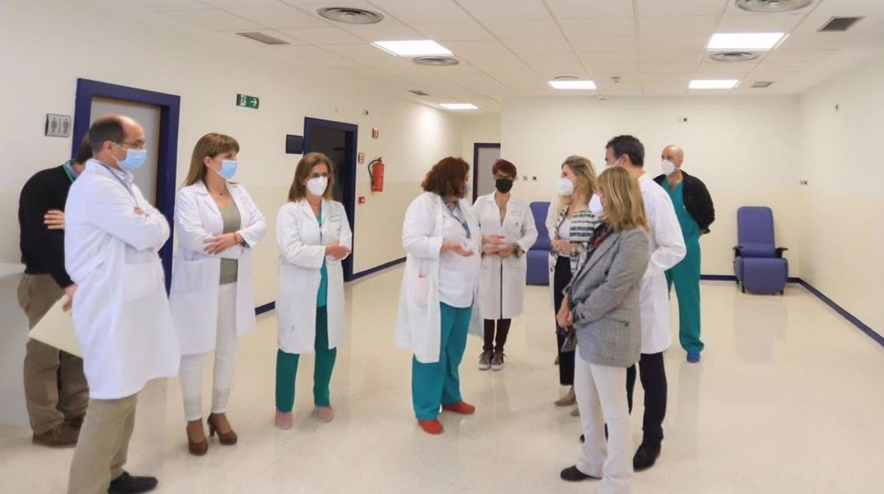 La delegada del Gobierno de la Junta de Andalucía en la provincia, Ana Mestre, durante su visita al Hospital de Jerez.