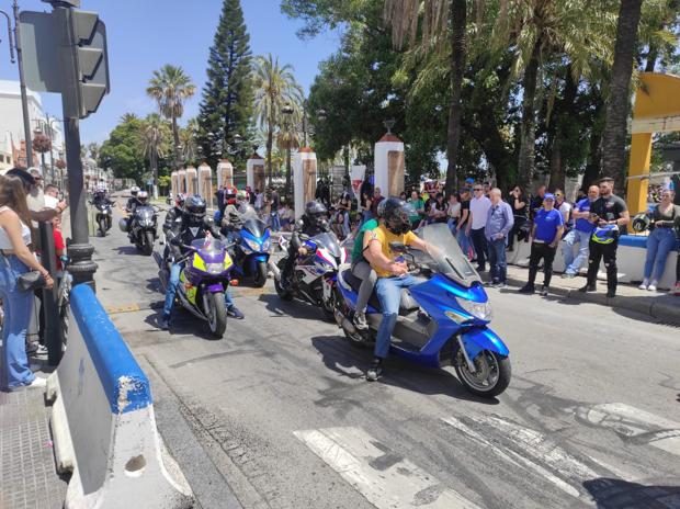 Los moteros calientan motores en el día grande de El Puerto