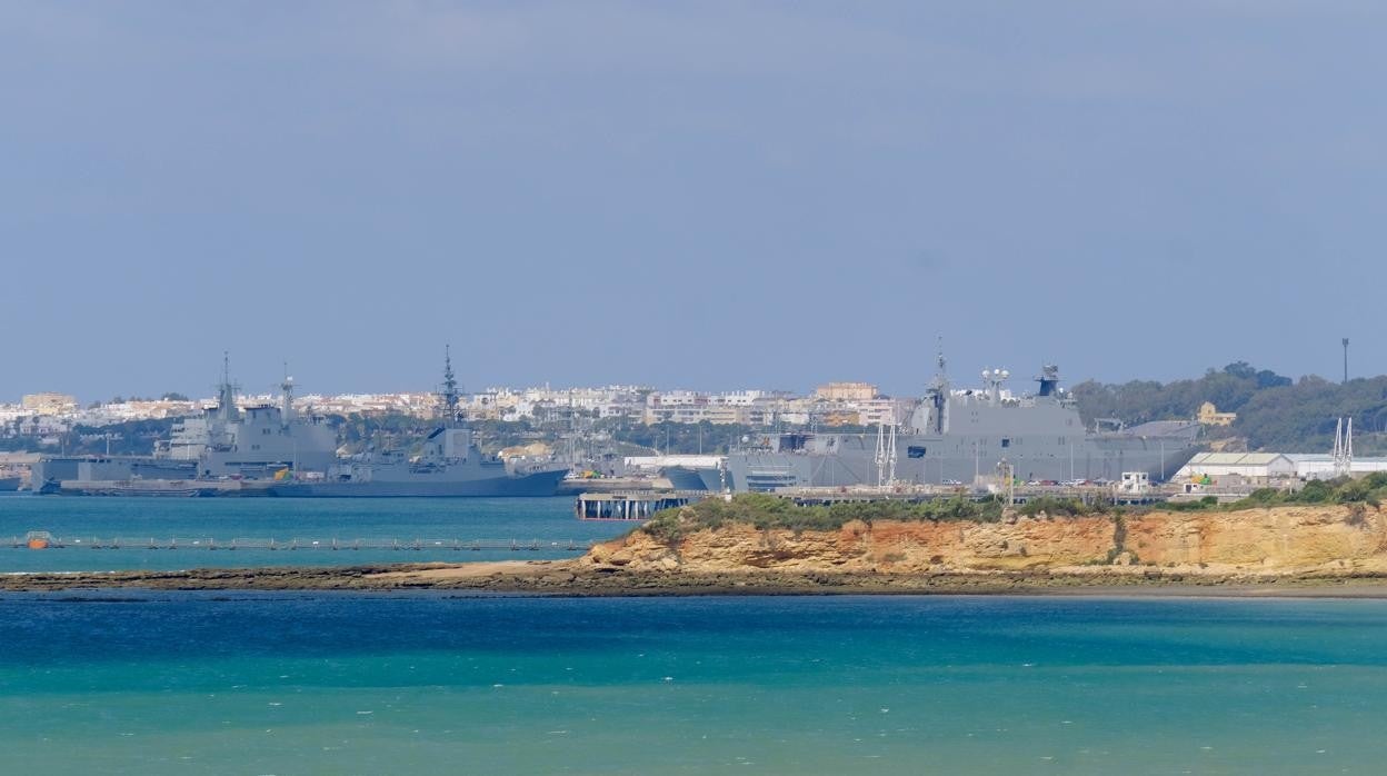 Buques de la Base Naval de Rota vistos desde la playa portuense de Fuentebravía.