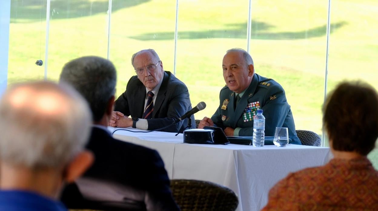 El coronel Jesús Núñez, junto al presentador Guillermo Cervera. :: A. Vázquez